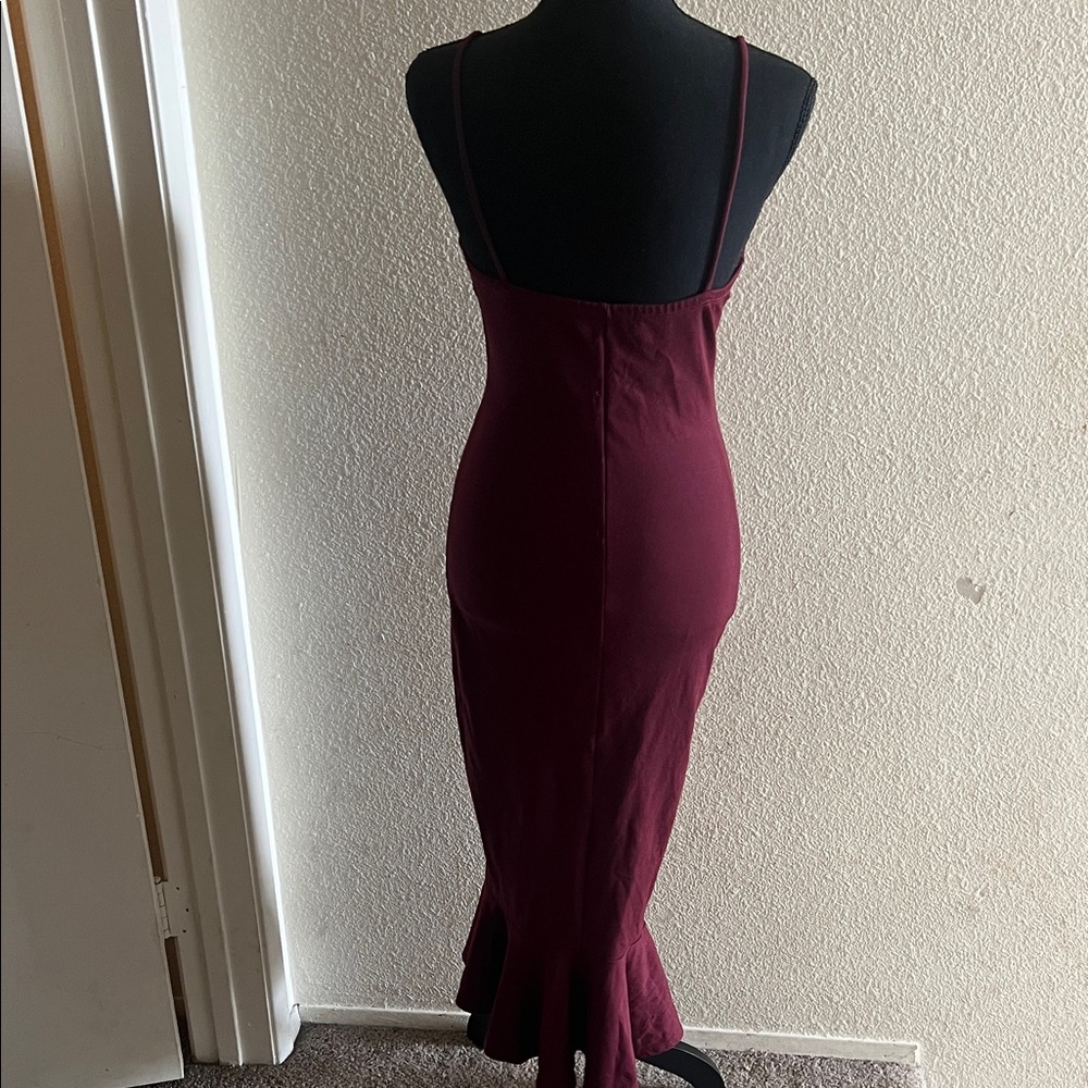 Elegant Burgundy Midi Dress with Ruffled Hem